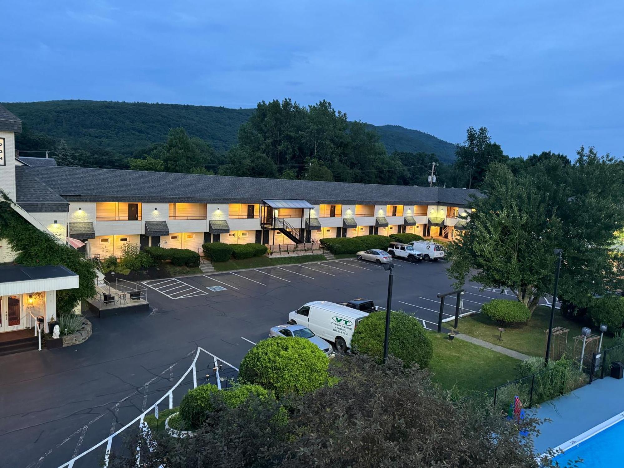 The Black Mountain Inn Brattleboro Εξωτερικό φωτογραφία